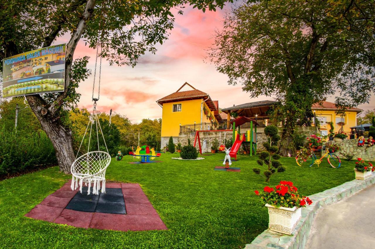Pensiunea Valea Magurii Novaci-Străini Extérieur photo