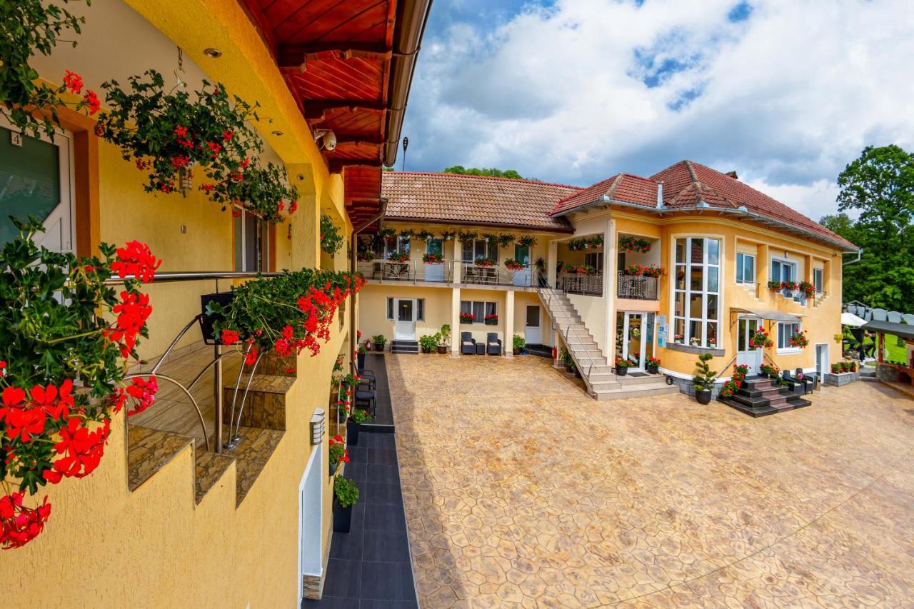 Pensiunea Valea Magurii Novaci-Străini Extérieur photo